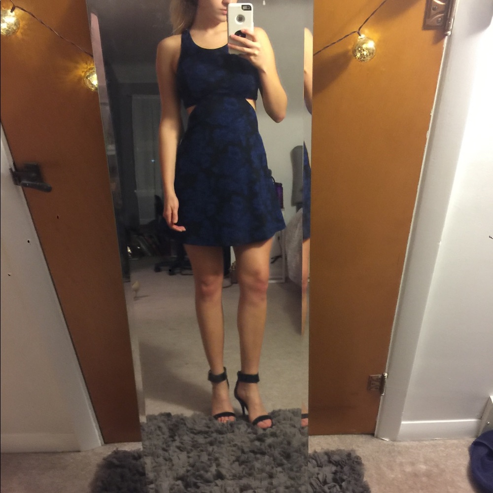 Flowy lace design dress with cutouts